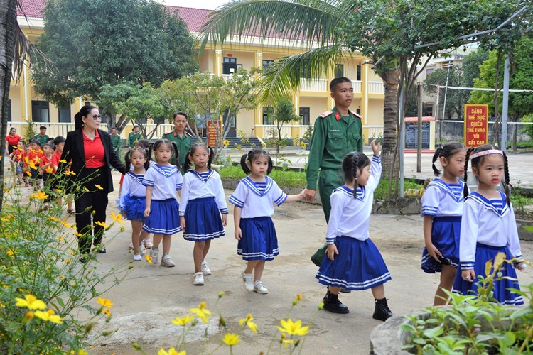Thiếu nhi thăm quan, trải nghiệm doanh trại quân đội - Anh 1