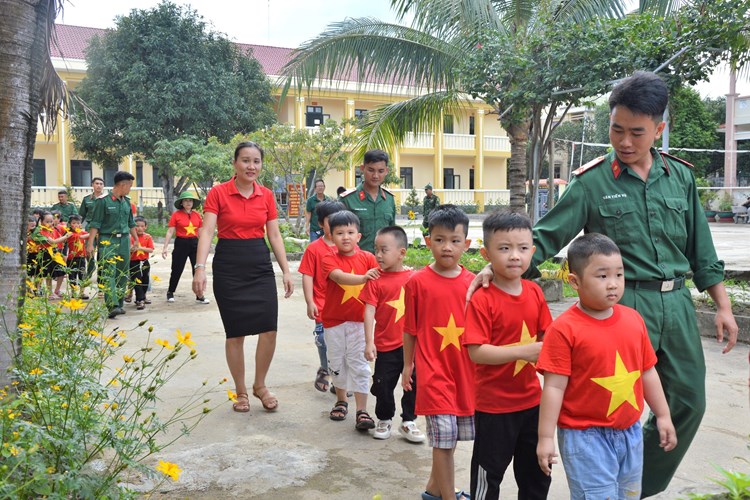 Thiếu nhi thăm quan, trải nghiệm doanh trại quân đội - Anh 5
