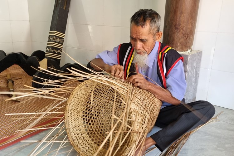 Giữ gìn nghề đan gùi truyền thống của đồng bào Cor - Anh 1