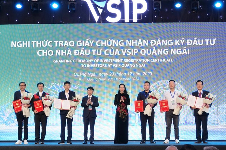 Chủ tịch nước dự Lễ Kỷ niệm 10 năm thành lập Khu Công nghiệp VSIP Quảng Ngãi - Anh 3