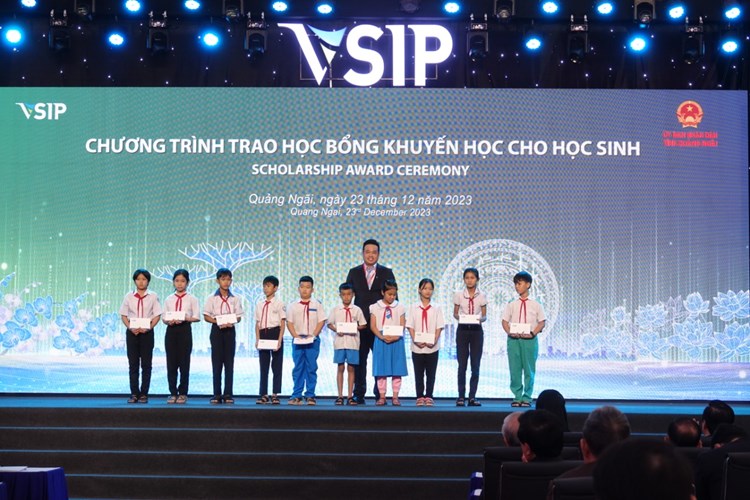 Chủ tịch nước dự Lễ Kỷ niệm 10 năm thành lập Khu Công nghiệp VSIP Quảng Ngãi - Anh 4