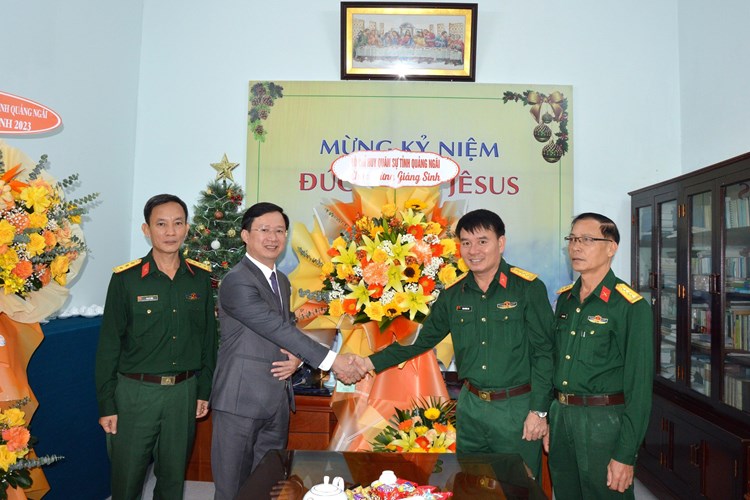Bộ CHQS tỉnh Quảng Ngãi thăm, chúc mừng các cơ sở tôn giáo nhân dịp Lễ giáng sinh 2023 - Anh 1