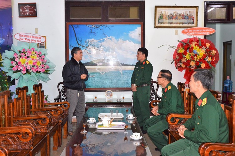 Bộ CHQS tỉnh Quảng Ngãi thăm, chúc mừng các cơ sở tôn giáo nhân dịp Lễ giáng sinh 2023 - Anh 2