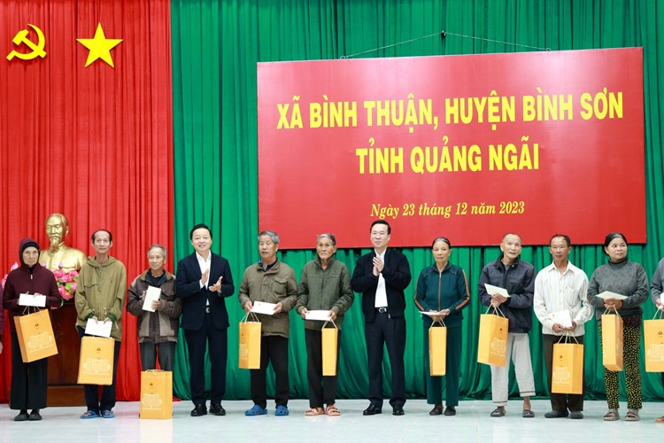 Chủ tịch nước thăm và tặng quà cho gia đình cách mạng, hoàn cảnh khó khăn tại Quảng Ngãi - Anh 1