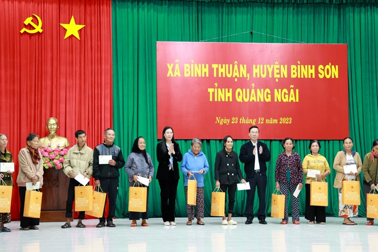 Chủ tịch nước thăm và tặng quà cho gia đình cách mạng, hoàn cảnh khó khăn tại Quảng Ngãi - Anh 3