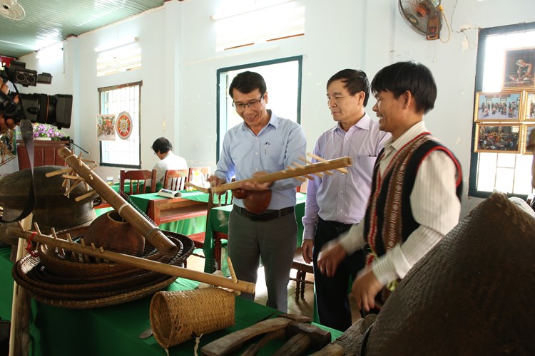 Giữ ngọn lửa văn hóa của đồng bào Ca Dong - Anh 2