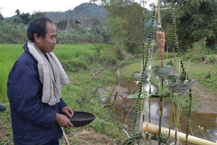 Tục cúng mạch nước của đồng bào Hrê ở Quảng Ngãi - Anh 2