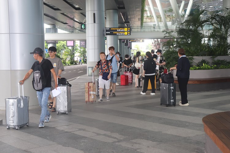 Du lịch Đà Nẵng: Chờ “tín hiệu vui” từ nguồn khách truyền thống - Anh 2
