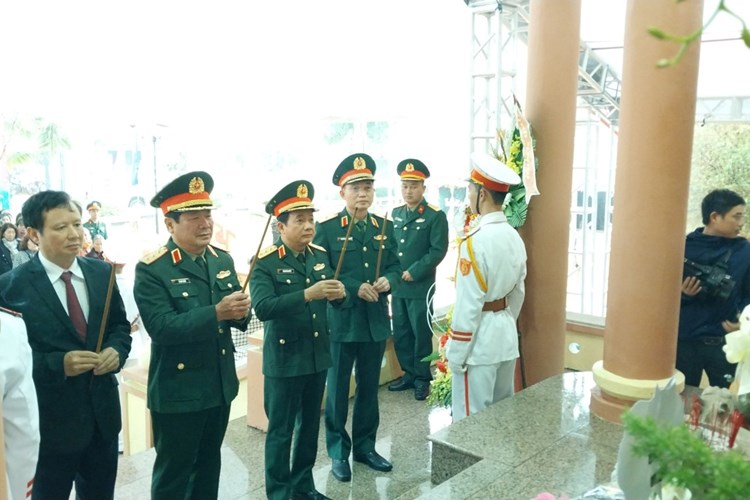Dâng hương tưởng niệm Đại tướng Nguyễn Chí Thanh - Anh 1