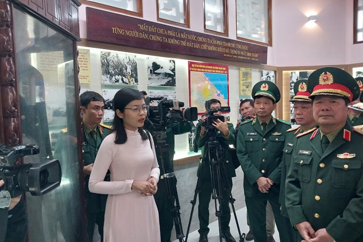 Dâng hương tưởng niệm Đại tướng Nguyễn Chí Thanh - Anh 2