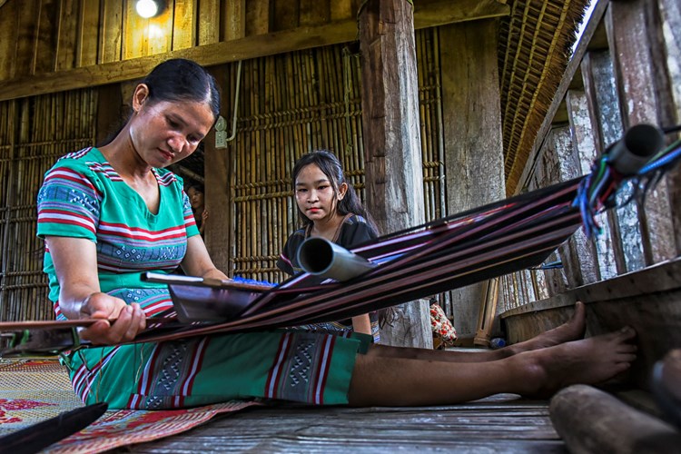 Bảo tồn di sản phi vật thể nghề dệt thổ cẩm Làng Teng - Anh 2