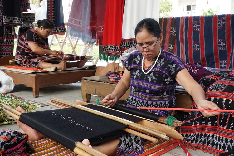 Phát triển bền vững nghề dệt Dèng của đồng bào Tà Ôi - Anh 2