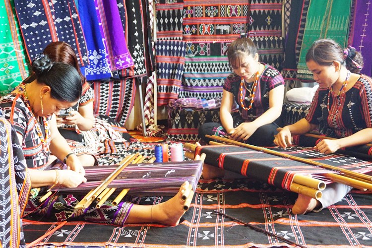 Phát triển bền vững nghề dệt Dèng của đồng bào Tà Ôi - Anh 1