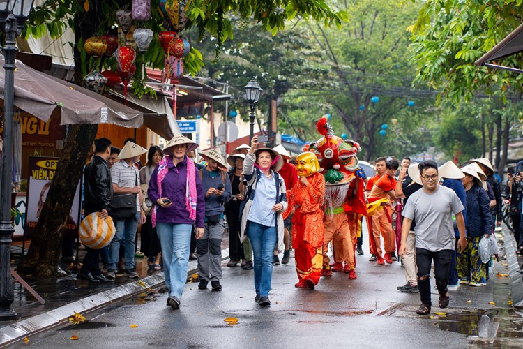 Đoàn du khách Italia “xông đất” phố cổ Hội An ngày đầu năm - Anh 1