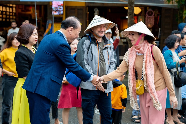 Đoàn du khách Italia “xông đất” phố cổ Hội An ngày đầu năm - Anh 2