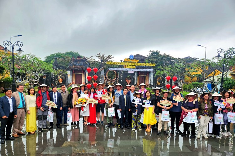 Đoàn du khách Italia “xông đất” phố cổ Hội An ngày đầu năm - Anh 3
