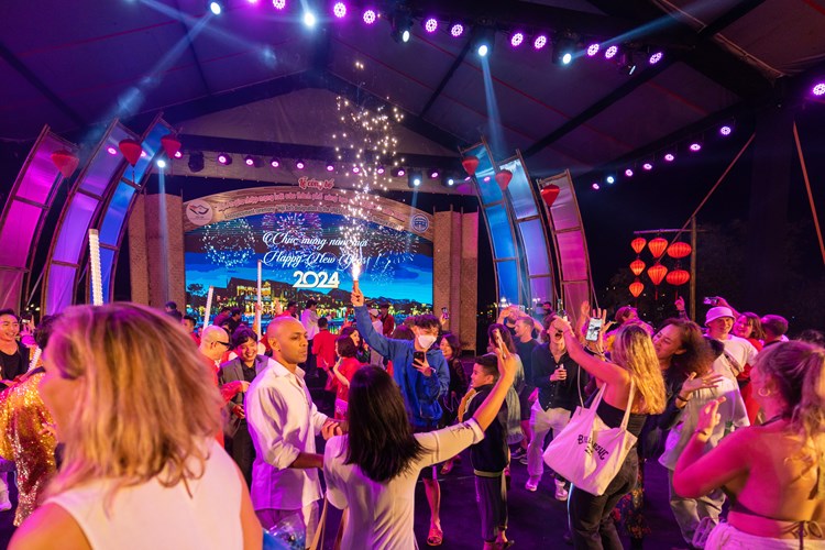 Đoàn du khách Italia “xông đất” phố cổ Hội An ngày đầu năm - Anh 4