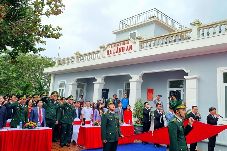Thiêng liêng Lễ chào cờ đón chào năm mới tại Quảng Ngãi - Anh 2