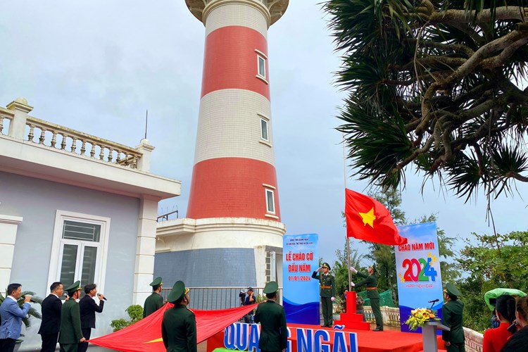 Thiêng liêng Lễ chào cờ đón chào năm mới tại Quảng Ngãi - Anh 1