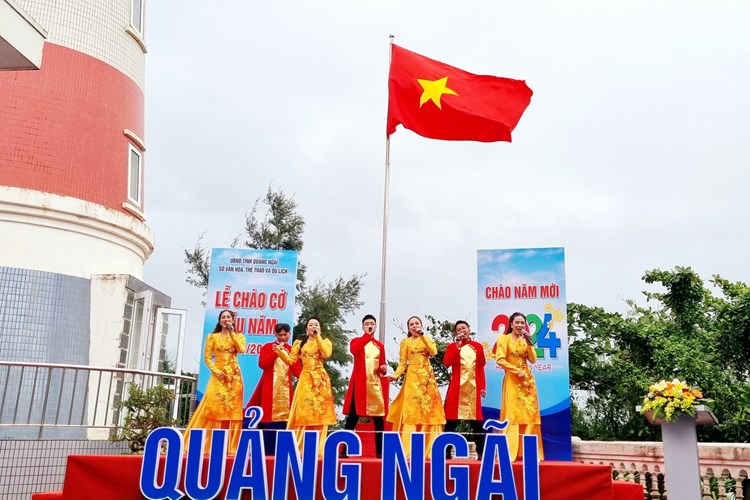 Thiêng liêng Lễ chào cờ đón chào năm mới tại Quảng Ngãi - Anh 3