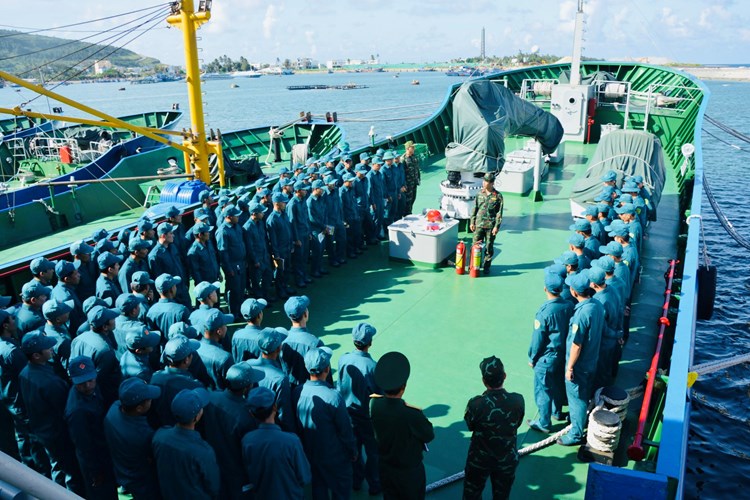 Chiến sĩ “sao vuông” hăng say rèn luyện trên biển - Anh 1