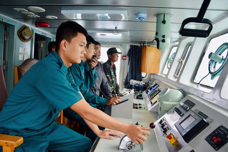 Chiến sĩ “sao vuông” hăng say rèn luyện trên biển - Anh 3