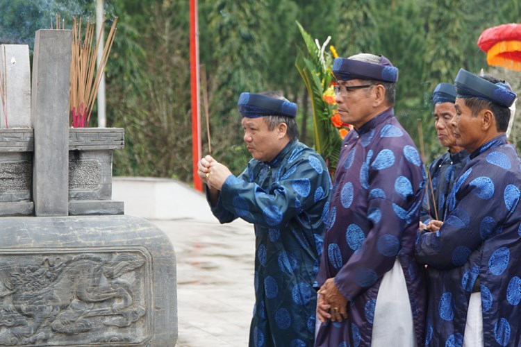 Dâng hương kỷ niệm 235 Nguyễn Huệ lên ngôi Hoàng đế và xuất binh đại phá quân Thanh - Anh 2