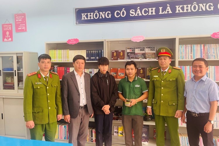 Nam sinh lớp 8 nhặt được 88 triệu đồng trả lại người đánh rơi - Anh 1