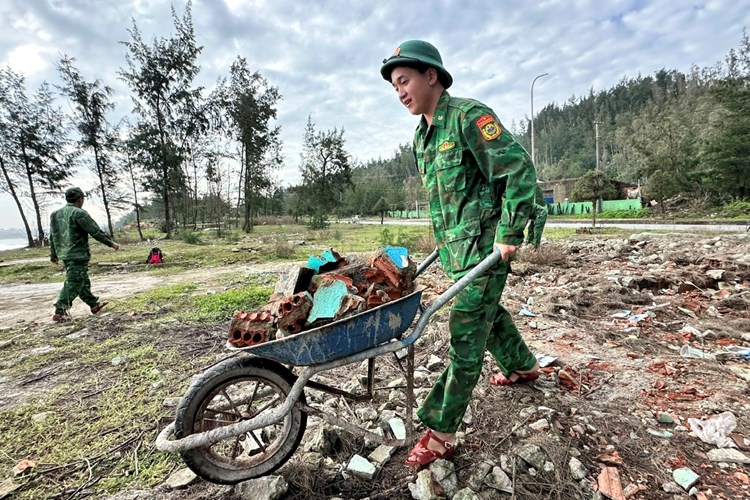 Bộ đội Biên phòng Quảng Ngãi nỗ lực khắc phục sạt lở bờ biển - Anh 1
