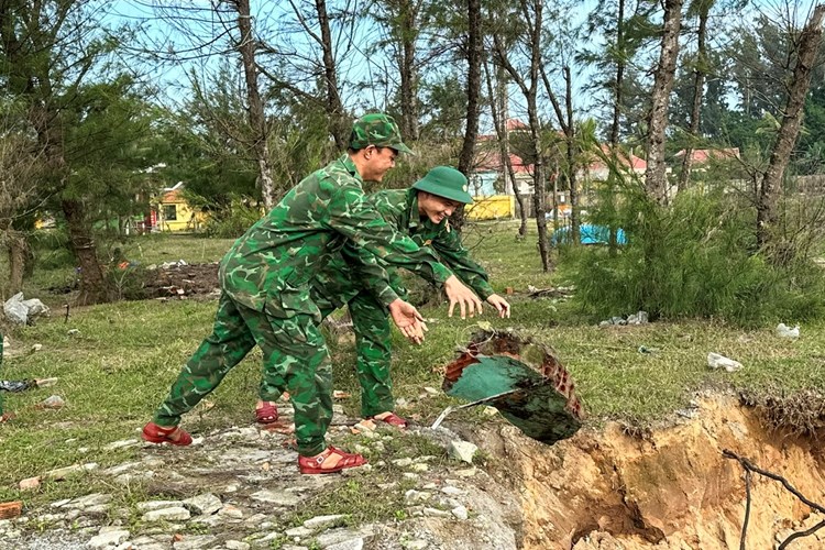 Bộ đội Biên phòng Quảng Ngãi nỗ lực khắc phục sạt lở bờ biển - Anh 2