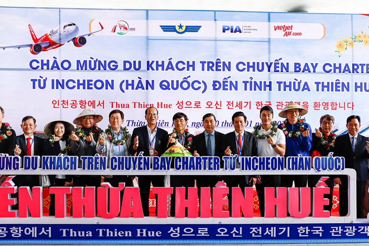 Chuyến bay quốc tế đầu tiên năm 2024 đưa gần 230 khách Hàn Quốc đến Huế - Anh 1