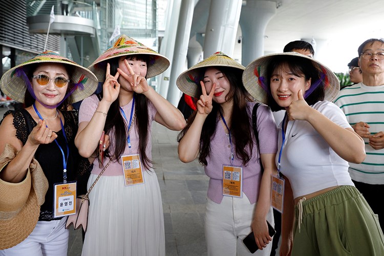 Chuyến bay quốc tế đầu tiên năm 2024 đưa gần 230 khách Hàn Quốc đến Huế - Anh 2