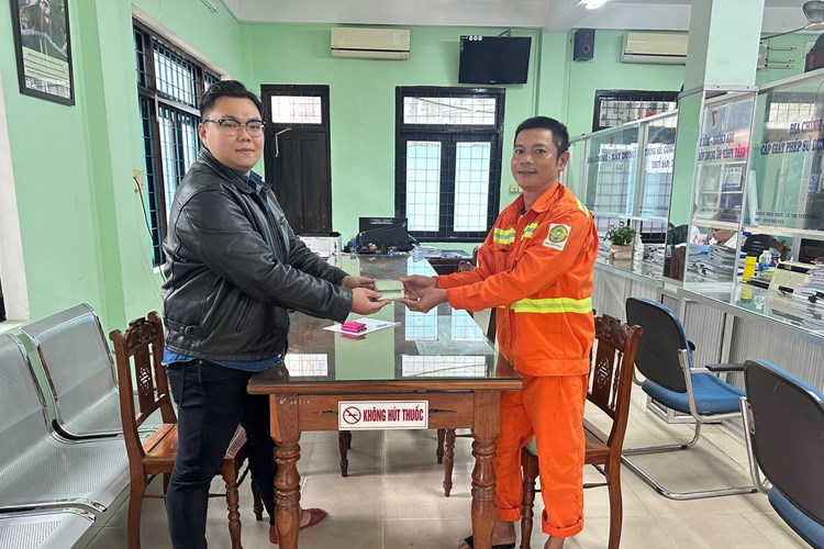 Vợ chồng công nhân trả lại tài sản đánh rơi cho hai du khách Hoa Kỳ - Anh 1