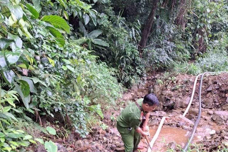 Quảng Ngãi: Truy quét, ngặn chặn khai thác vàng trái phép - Anh 1