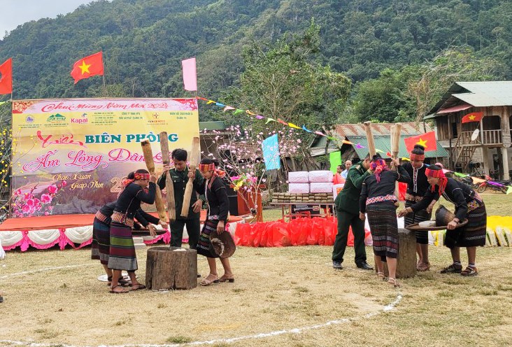 “Xuân Biên phòng - Ấm lòng dân bản” ở biên giới Việt - Lào - Anh 3
