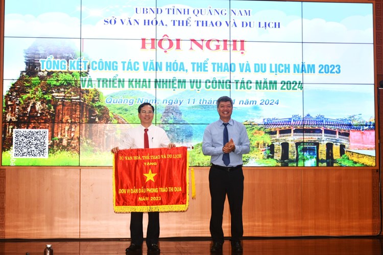 Khách du lịch đến Quảng Nam năm 2023 tăng mạnh - Anh 1