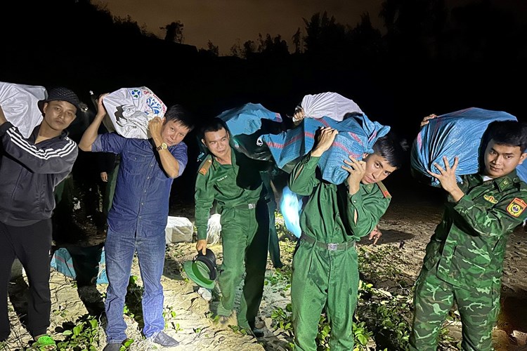 Quảng Ngãi: Phát hiện gần 300kg nghi ma túy trôi dạt vào bờ biển - Anh 1