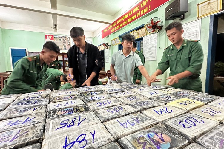 Quảng Ngãi: Phát hiện gần 300kg nghi ma túy trôi dạt vào bờ biển - Anh 3