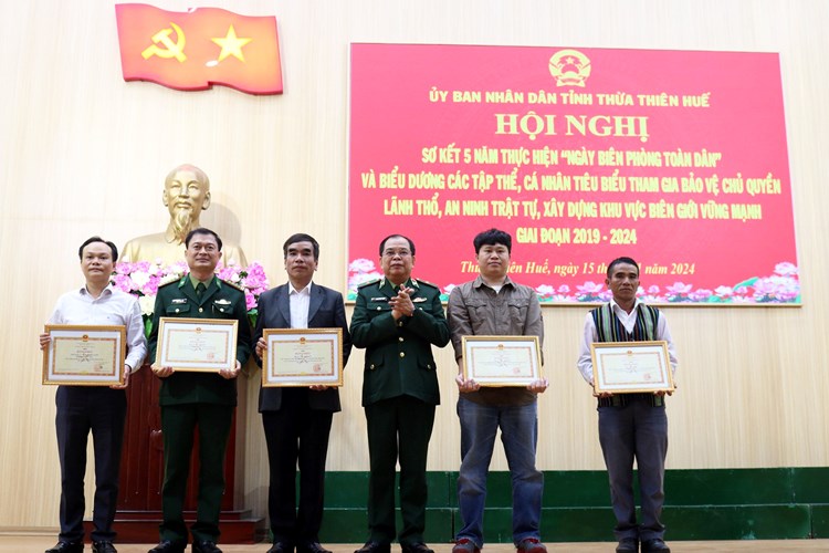 Tuyên dương nhiều tập thể và cá nhân góp phần xây dựng khu vực biên giới vững mạnh - Anh 1