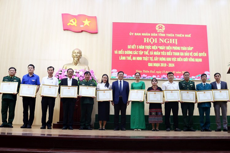 Tuyên dương nhiều tập thể và cá nhân góp phần xây dựng khu vực biên giới vững mạnh - Anh 2