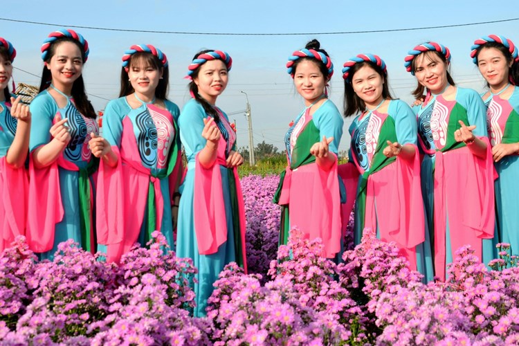 Cánh đồng hoa Nghĩa Hà mở cửa đón khách - Anh 1