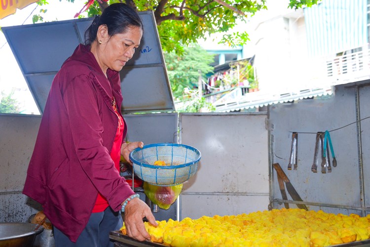 Bánh thuẫn ngày Tết - Anh 1