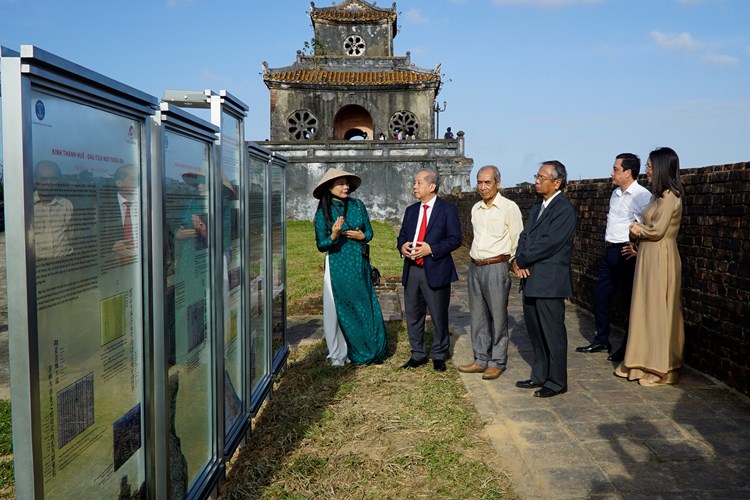 Khai mạc triển lãm “Kinh thành Huế - Dấu xưa còn lại” - Anh 1