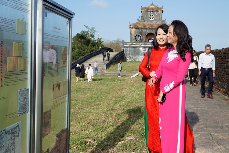 Khai mạc triển lãm “Kinh thành Huế - Dấu xưa còn lại” - Anh 6