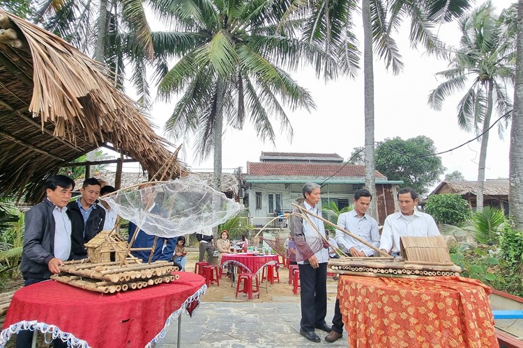 Tái hiện lại bè rớ nét đặc trưng sông nước trên dòng Kinh Giang phục vụ du khách - Anh 1