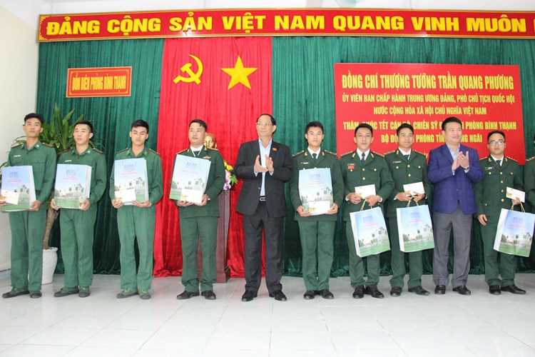 Phó Chủ tịch Quốc hội Trần Quang Phương thăm, chúc Tết tại Quảng Ngãi - Anh 3