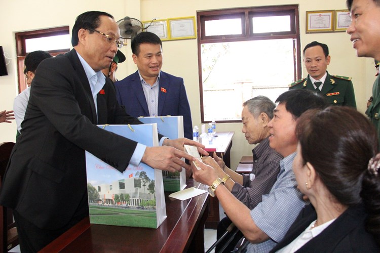 Phó Chủ tịch Quốc hội Trần Quang Phương thăm, chúc Tết tại Quảng Ngãi - Anh 1