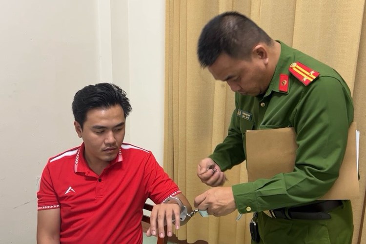 Bắt khẩn cấp huấn luyện viên dạy võ hiếp dâm 9 nam học sinh - Anh 1