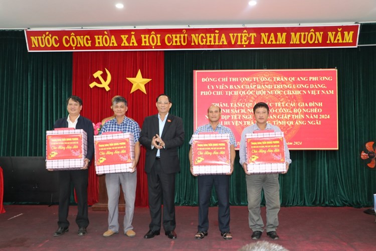 Phó Chủ tịch Quốc hội Trần Quang Phương thăm, chúc Tết tại huyện miền núi Trà Bồng - Anh 1