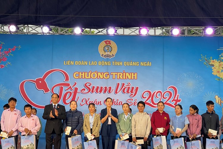 Quảng Ngãi trao tặng trên 1.300 suất quà cho đoàn viên Công đoàn, người lao động - Anh 1